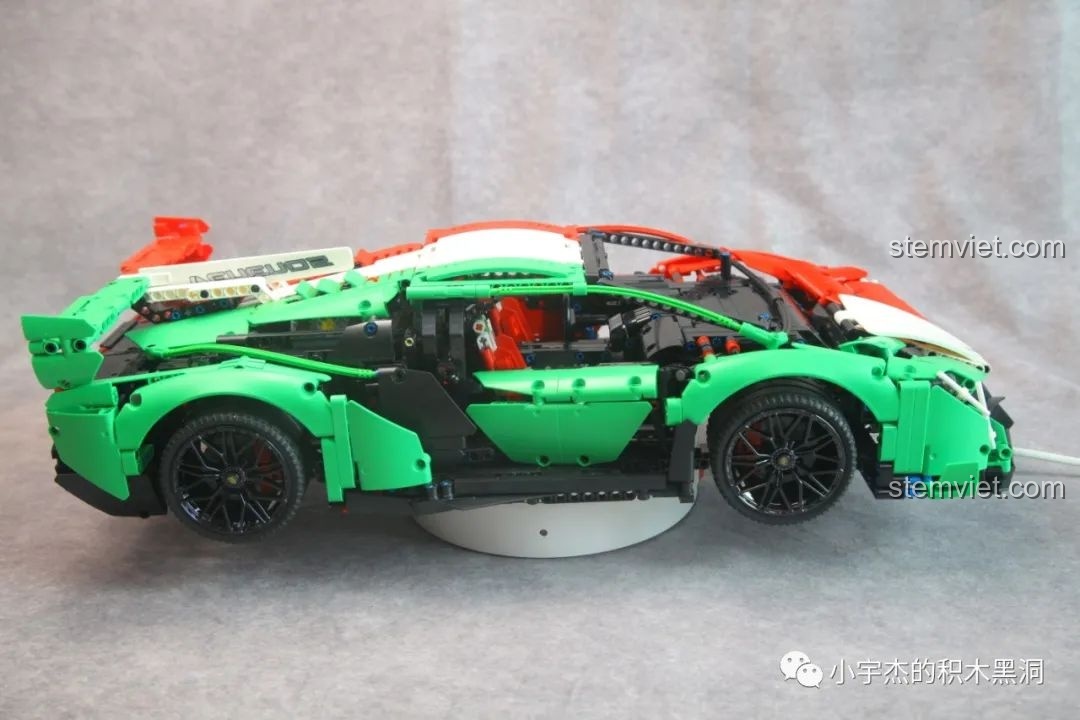 Mô hình K-box 10222 Lamborghini Veneno hoàn chỉnh, xoay trên bệ trưng bày để khoe vẻ đẹp từ phía bên kia.