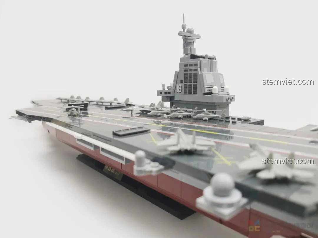 Cận cảnh máy bay chiến đấu và trực thăng trên boong tàu sân bay Sluban M38-B1188, chi tiết nhỏ nhưng ấn tượng.