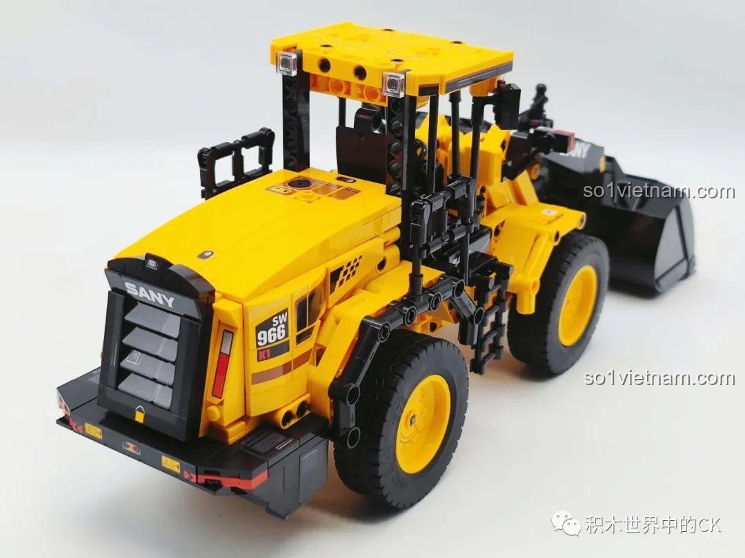 Góc nhìn từ trên cao xuống phía sau của xe xúc lật Sembo 712016, thể hiện phần nóc cabin và đuôi xe.