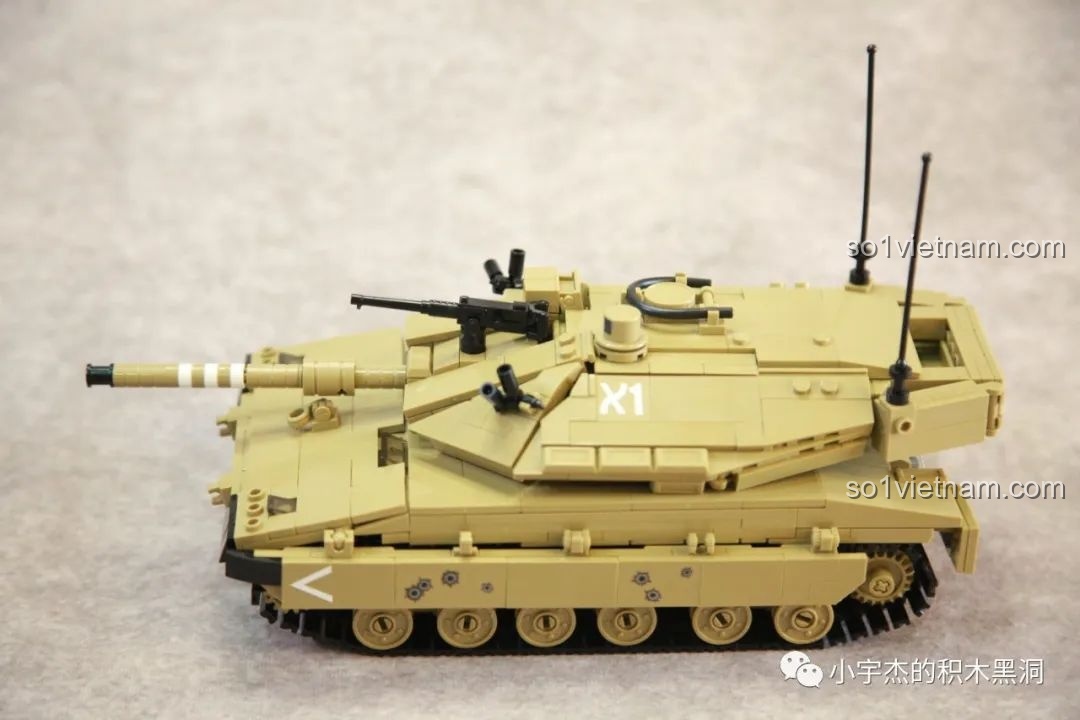 Góc nhìn chéo từ bên hông của mô hình xe tăng Merkava MK4 Sluban M38-B1022, khoe trọn vẻ đẹp thiết kế.