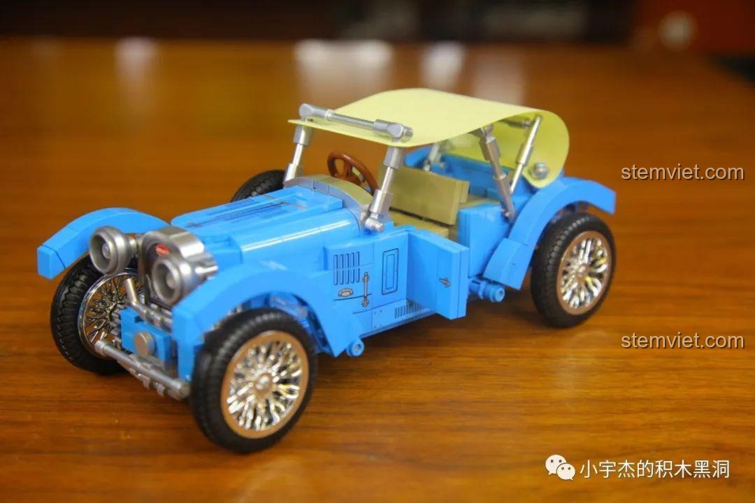 Góc nhìn khác của mô hình Bugatti T38A SEMBO 705600 hoàn chỉnh, nổi bật với màu xanh và các chi tiết mạ bạc.
