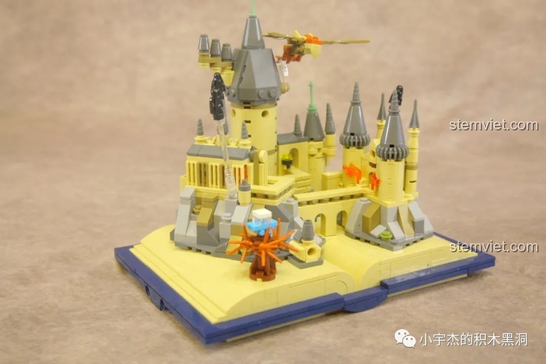 Góc nhìn khác của bộ đồ chơi Mô hình Lâu đài Hogwarts Meiji giá tốt, khoe trọn các chi tiết.