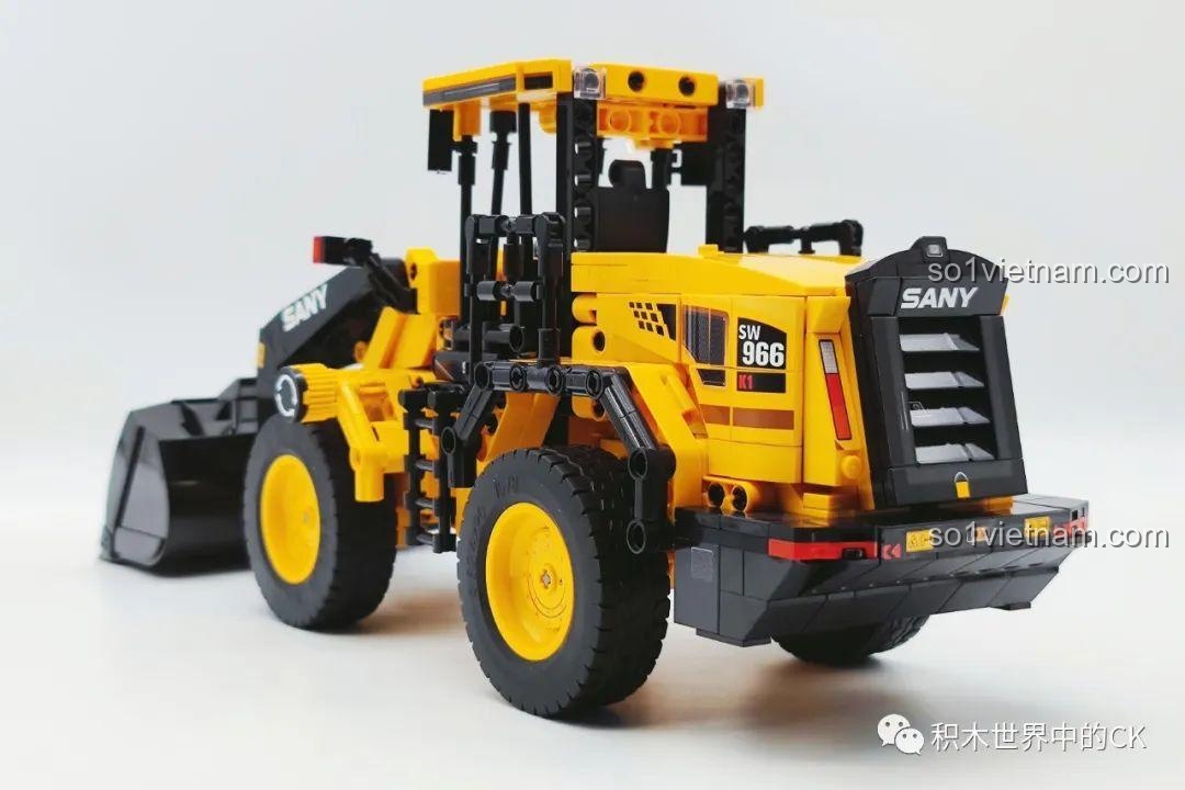 Góc nhìn chéo từ phía sau của xe xúc lật Sembo 712016, nổi bật logo SANY và các chi tiết đuôi xe.