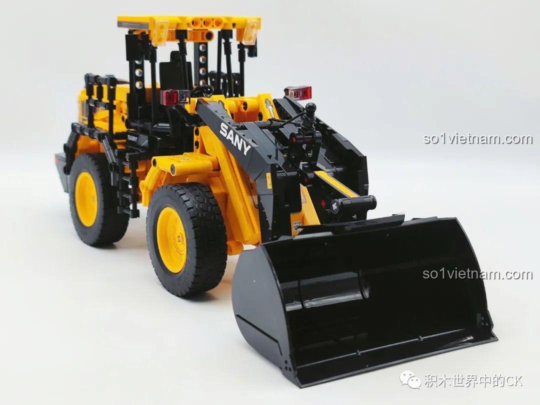 Góc nhìn chéo từ phía trước của xe xúc lật Sembo 712016, khoe trọn gầu xúc lớn và cabin chi tiết.