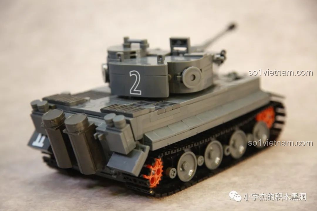 Góc nhìn chéo từ phía sau bên phải của mô hình xe tăng Tiger I Sluban M38-B0851.