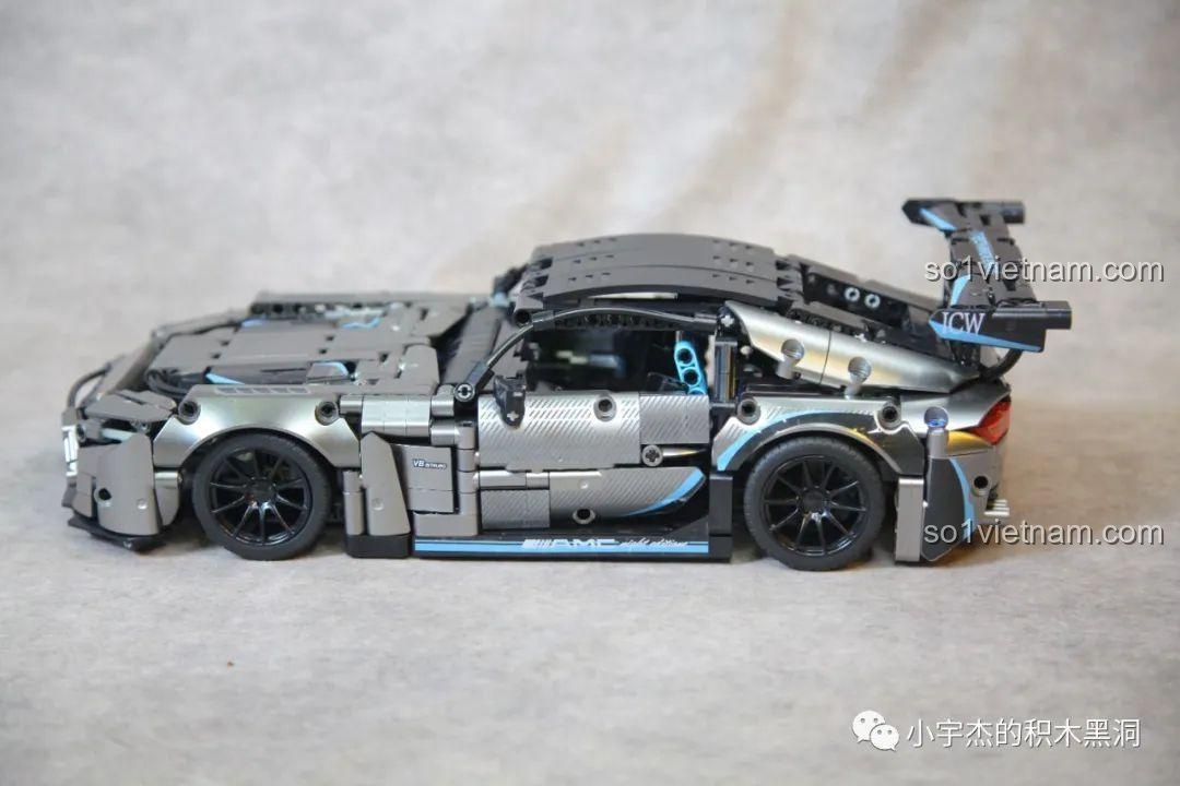 Góc nhìn chéo từ phía trước của mô hình xe Mercedes AMG Bạc Quỷ MJ Blocks 8620A, khoe trọn thiết kế khí động học.