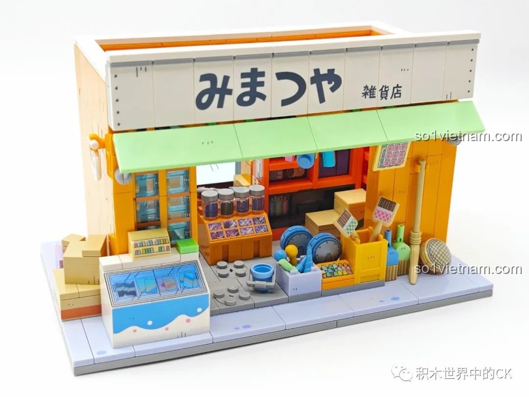Góc nhìn chéo của mô hình Tiệm tạp hóa Mitsuya Wekki 516408, khoe trọn các chi tiết mặt tiền.