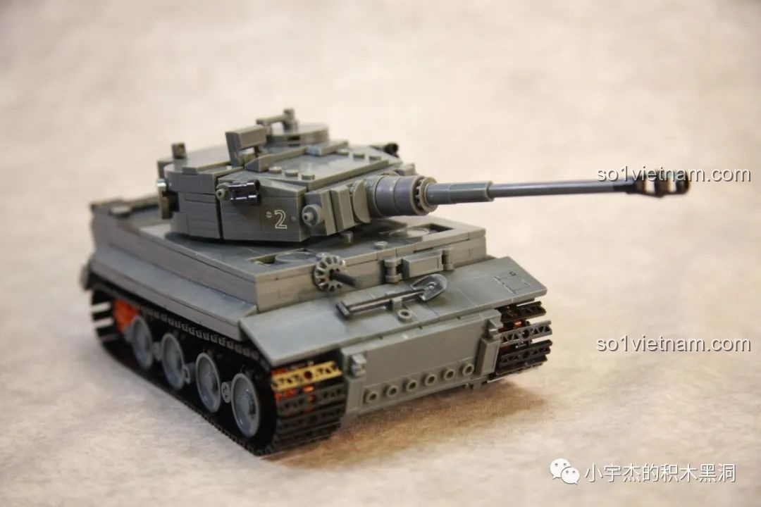 Góc nhìn chéo từ phía trước bên phải của mô hình xe tăng Tiger I Sluban M38-B0851.