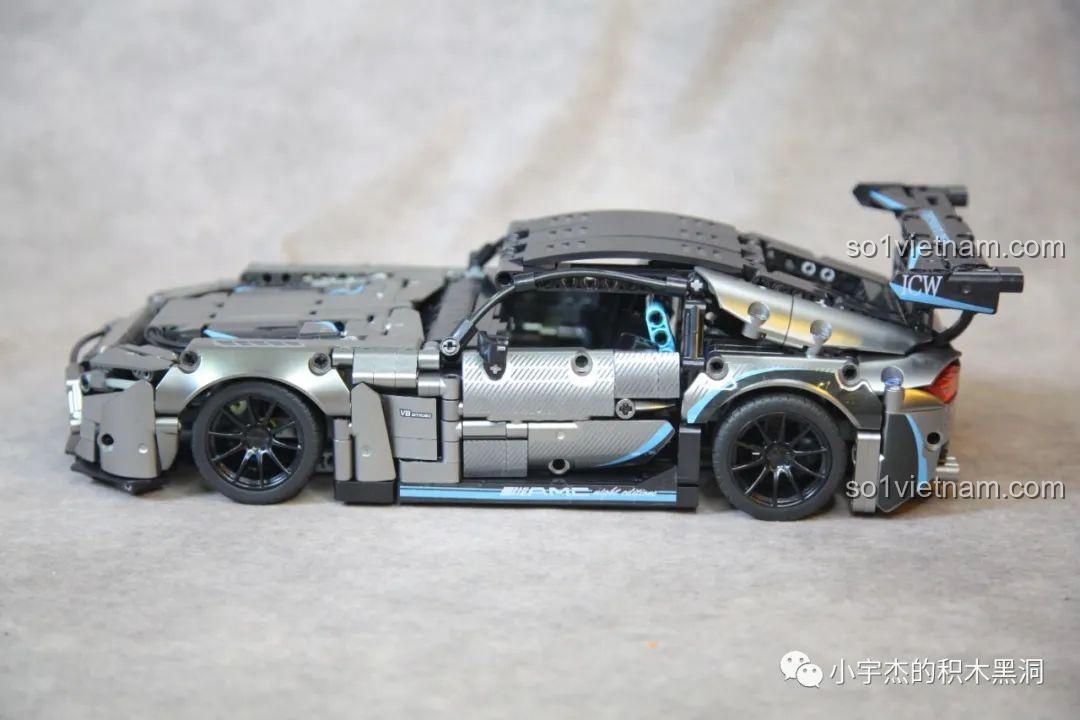 Góc nhìn chéo từ phía sau của mô hình xe Mercedes AMG Bạc Quỷ MJ Blocks 8620A, khoe trọn phần đuôi xe hầm hố.