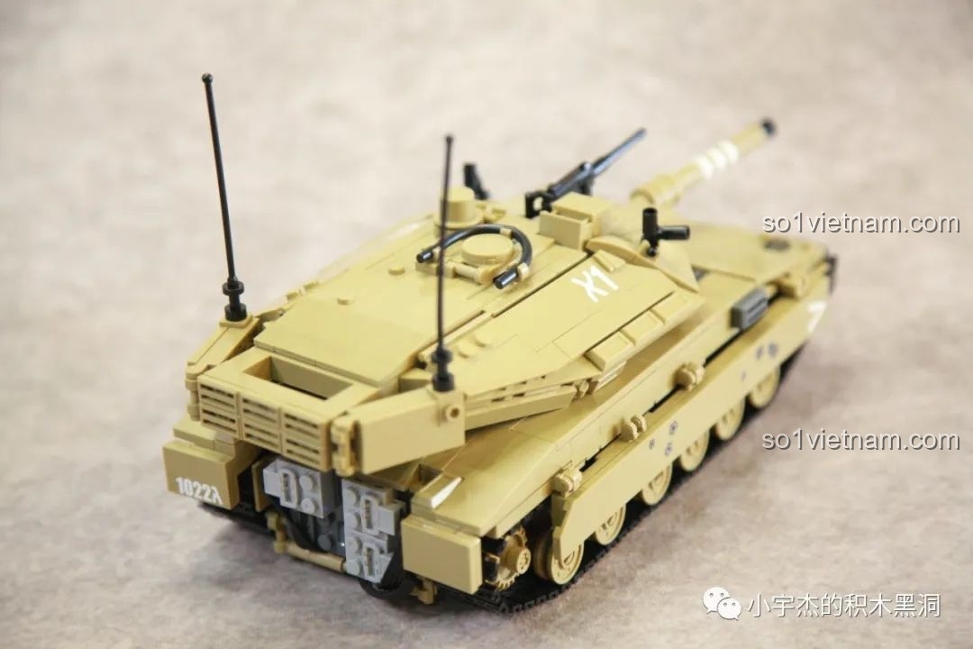 Góc nhìn chéo từ phía sau bên trái của mô hình xe tăng Merkava MK4 Sluban M38-B1022, với các chi tiết ăng-ten.