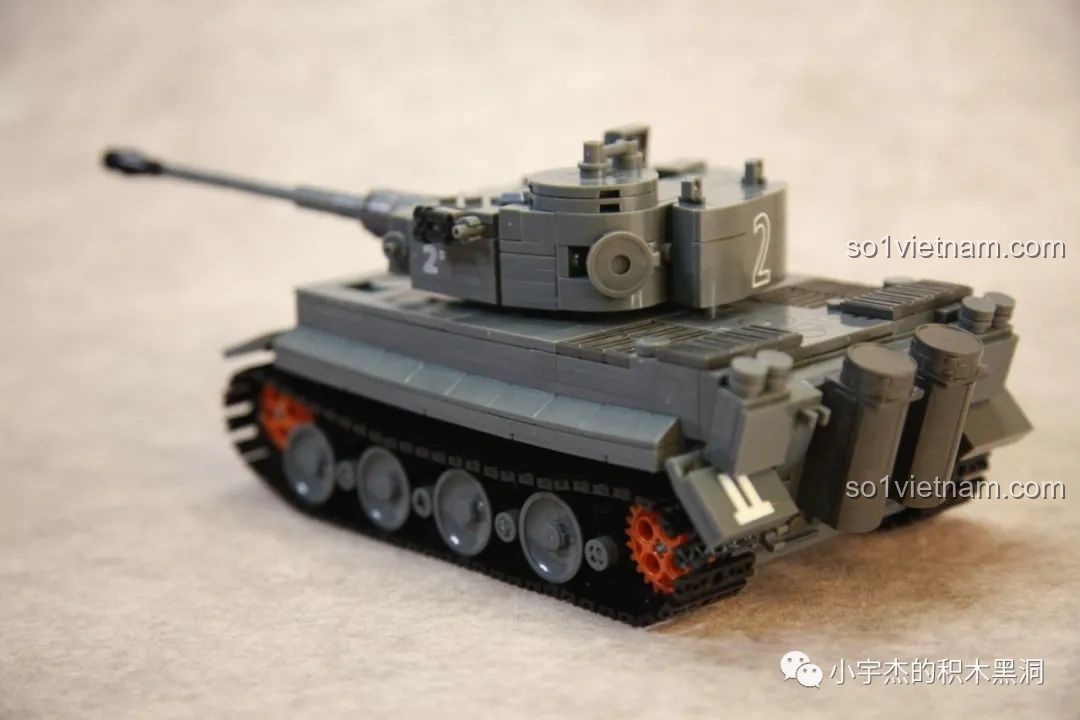 Góc nhìn chéo từ phía sau của mô hình xe tăng Tiger I Sluban M38-B0851, nổi bật với các chi tiết ống xả.