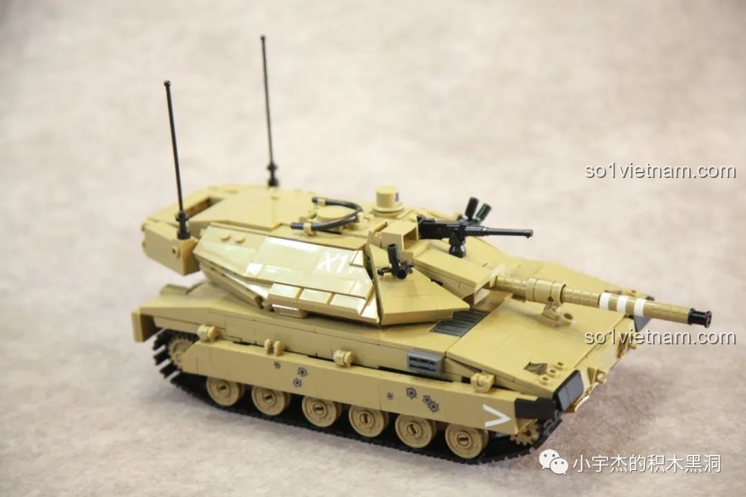Góc nhìn chéo từ phía trước bên trái của mô hình xe tăng Merkava MK4 Sluban M38-B1022, nòng pháo ngắn và to đặc trưng.