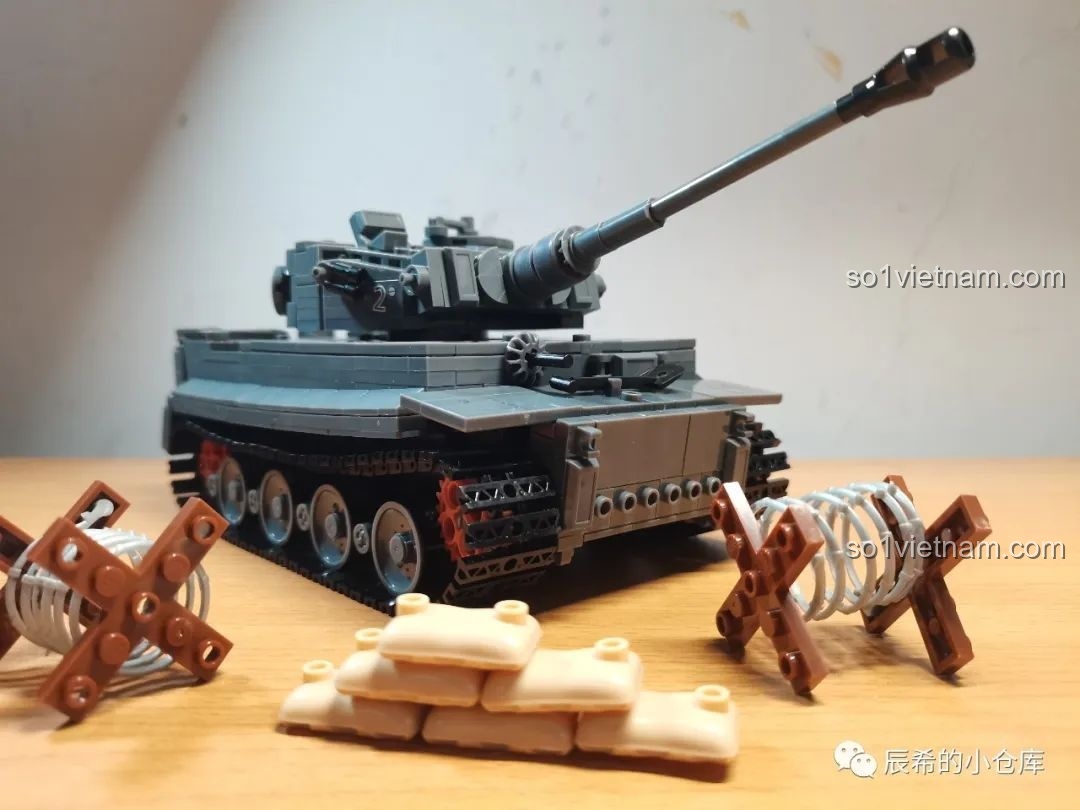 Góc nhìn chéo từ phía sau của mô hình xe tăng Sluban M38-B0851, khoe trọn các chi tiết và phụ kiện.