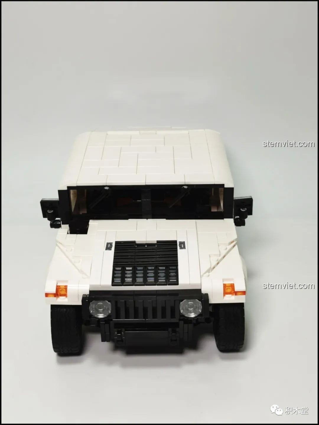 Góc nhìn chính diện của mô hình xe địa hình Humvee CaDA C61027 sau khi hoàn thành, thể hiện sự hầm hố.