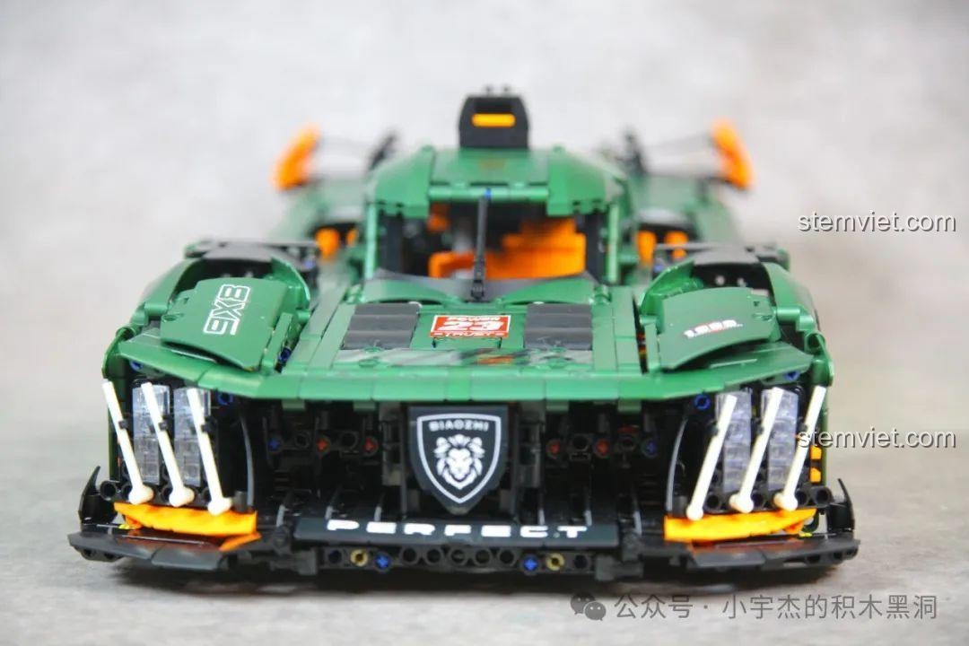 Góc nhìn chính diện của mô hình GULY 10616, khoe trọn vẻ đẹp hung dữ.