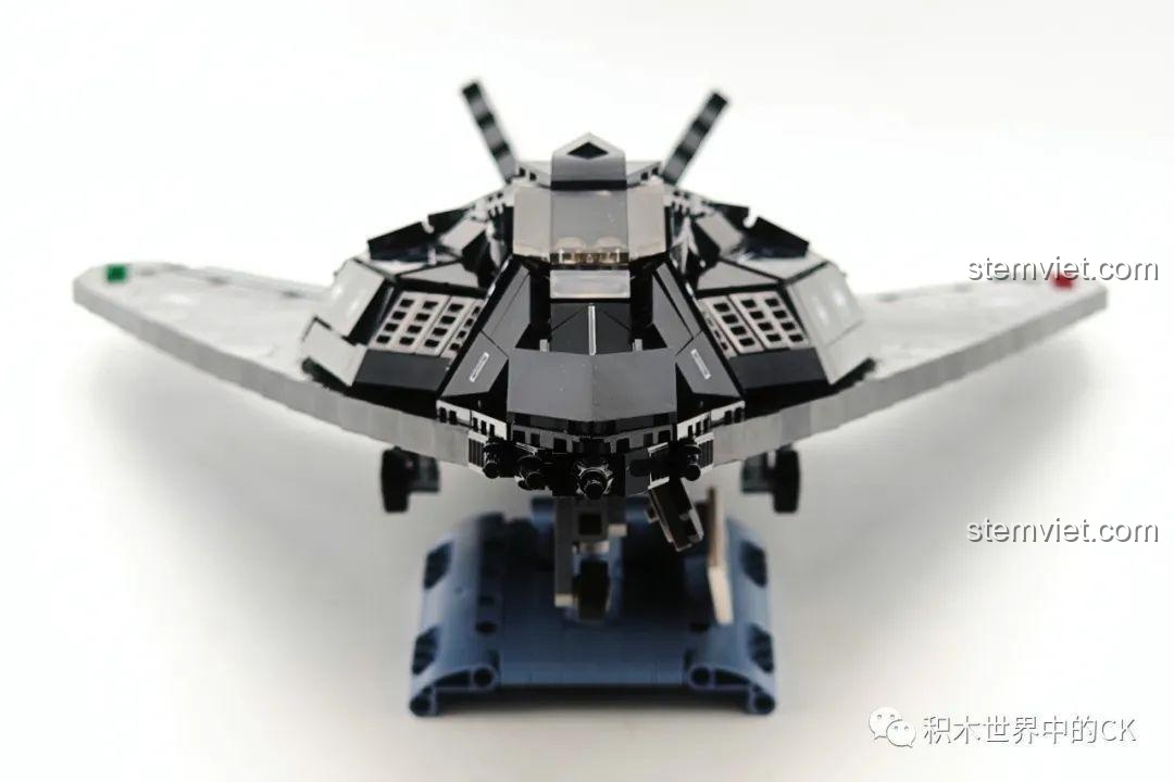 Góc nhìn chính diện của mô hình JIESTAR 58058, phô diễn thiết kế đa diện đặc trưng của chiến đấu cơ tàng hình F-117A.