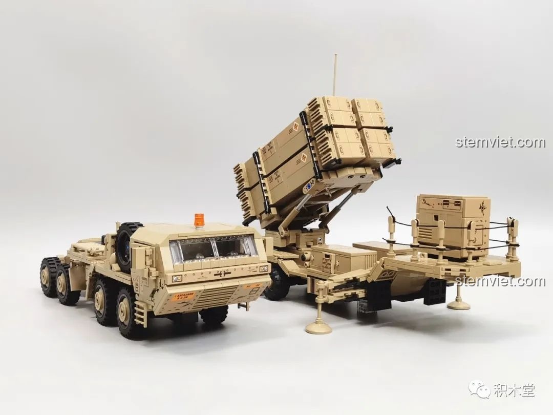 Góc nhìn chính diện của bộ đồ chơi mô hình Xe Tải Tên Lửa M983 cho trẻ em trên 18 tuổi.