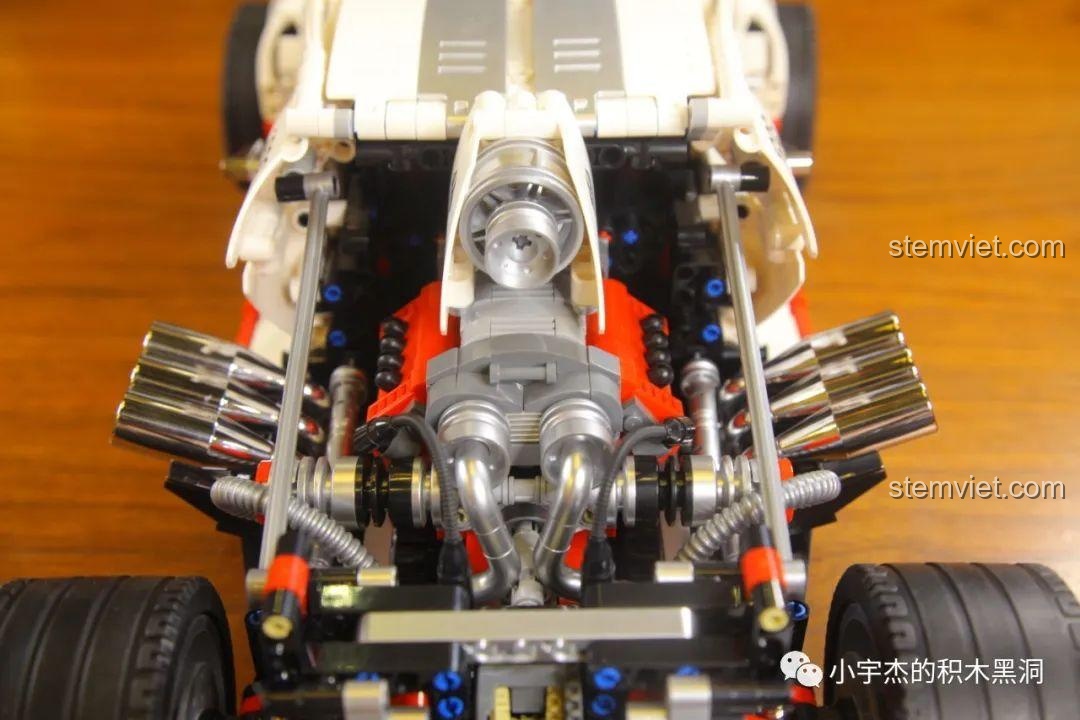 Góc nhìn chính diện từ phía sau của xe BrickCool KC010, tập trung vào khối động cơ và hệ thống treo.