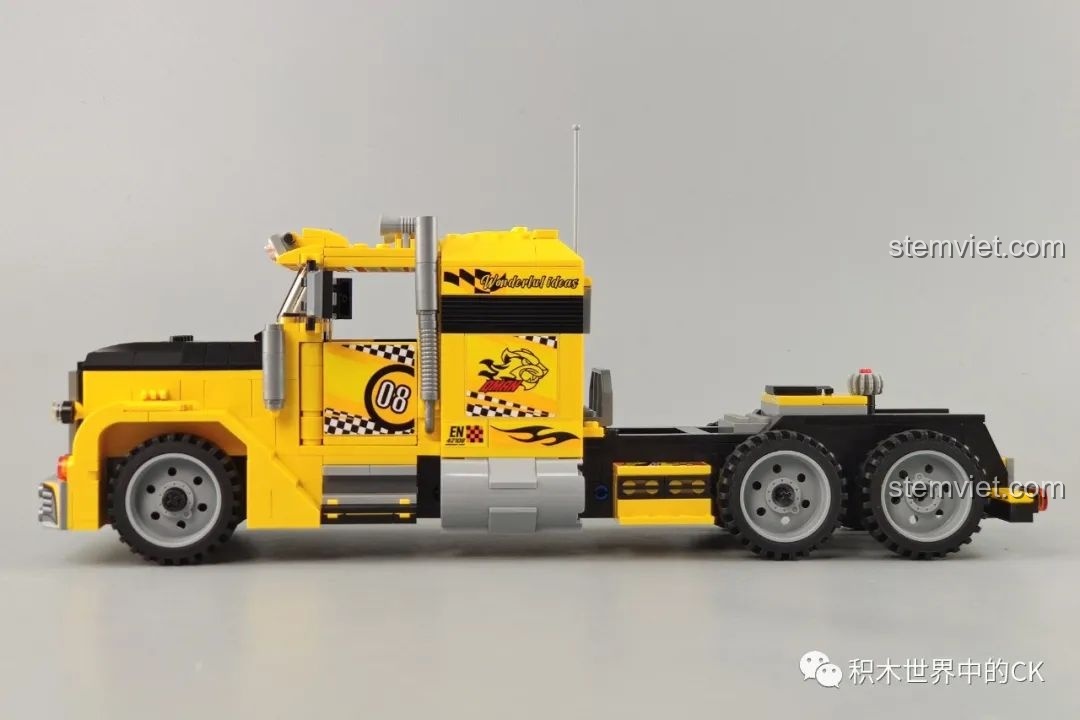 Góc nhìn chính diện của mô hình Xe Tải 3 trong 1 QMAN, làm nổi bật lưới tản nhiệt.