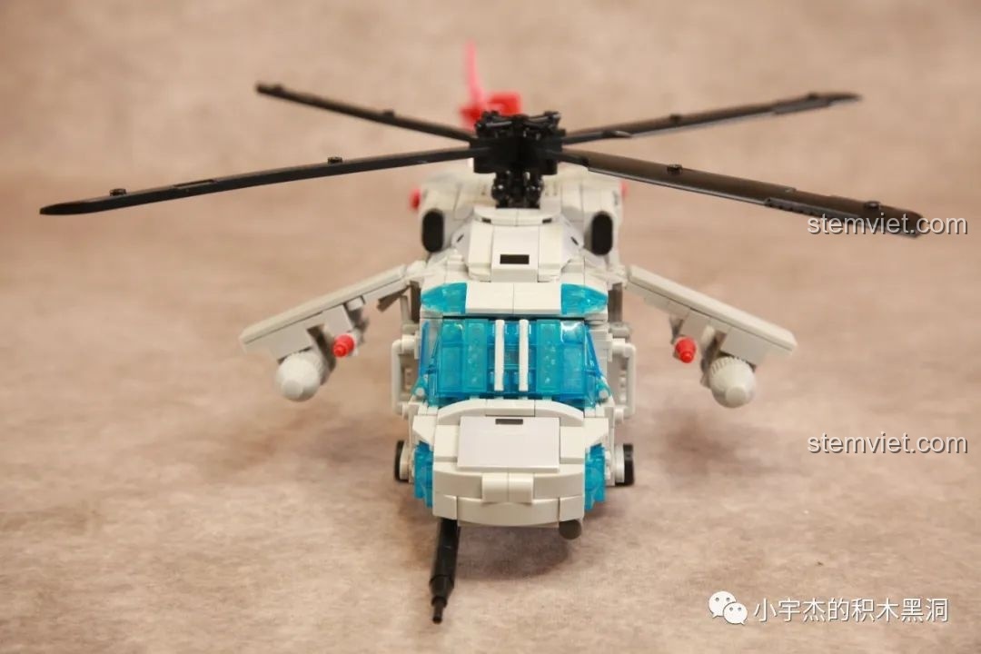 Góc nhìn chính diện của mô hình WOMA C0897 Black Hawk, khoe trọn buồng lái và hệ thống vũ khí hai bên.