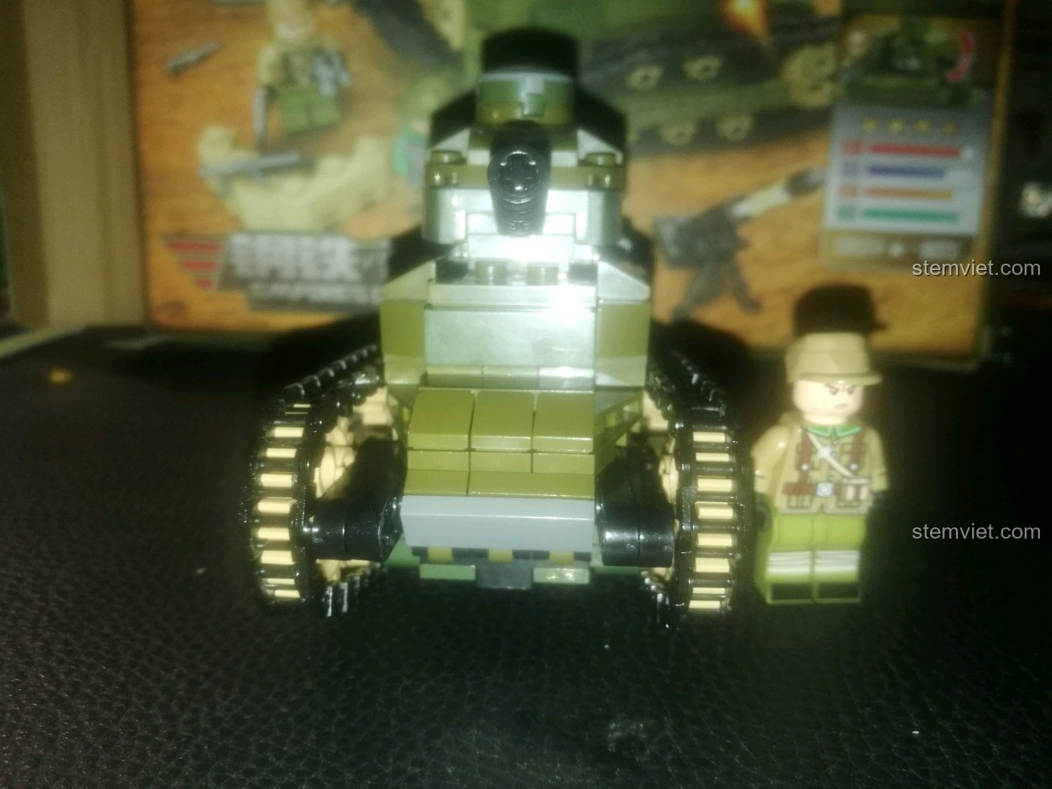 Góc nhìn chính diện của đồ chơi lắp ghép Xe tăng Renault FT-17 101269, thể hiện rõ các chi tiết mặt trước.