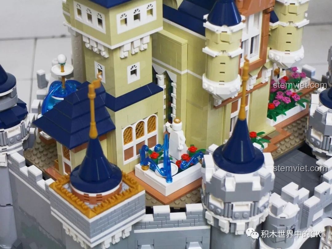 Một góc nhìn khác về các chi tiết trang trí và kiến trúc của mô hình Lâu đài Disney Mould King 13132.
