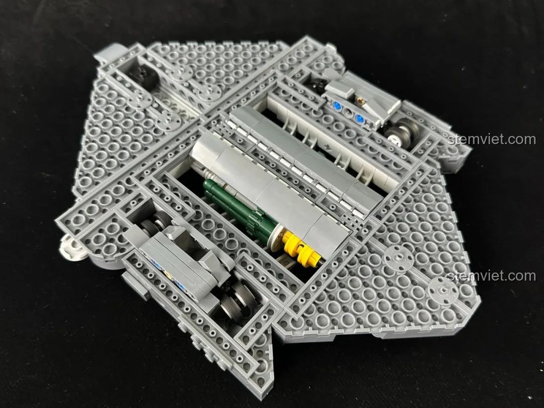 Nhìn từ dưới lên phần thân trung tâm của bộ xếp hình Niềm tự hào không quân Trung Quốc H-20 cho con trai trên 6 tuổi.