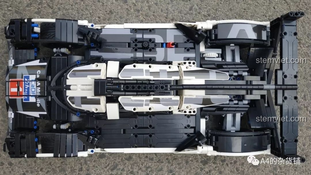 Góc nhìn từ dưới lên của mô hình CaDA C61016, thể hiện sự hầm hố và bề thế của chiếc xe.