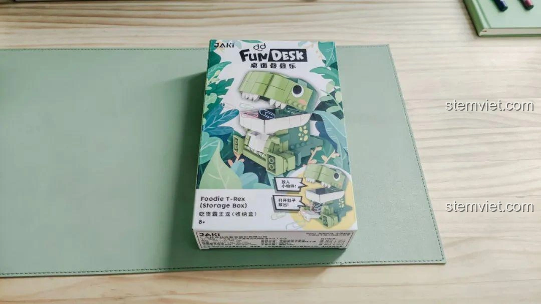 Góc nhìn nghiêng của hộp đồ chơi lắp ghép Khủng long Bạo Chúa Ăn Vặt JAKI JK5102, thể hiện thiết kế bao bì.