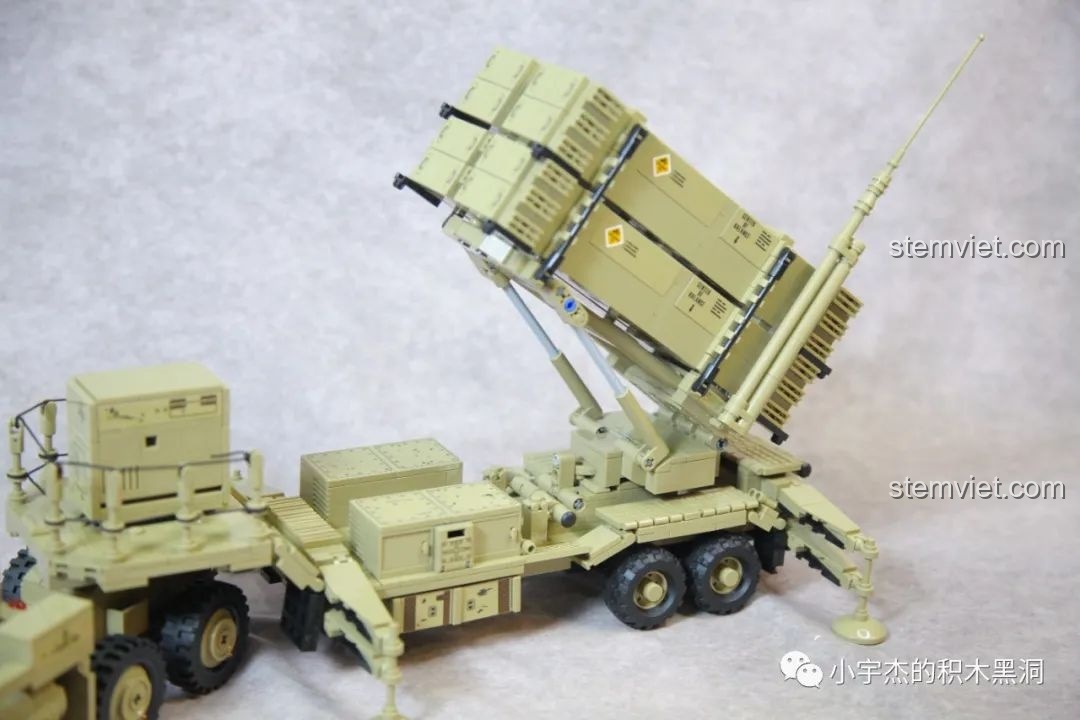 Góc nhìn khác của bệ phóng tên lửa đang được nâng cao trên mô hình Xe tải quân sự hạng nặng HEMTT.