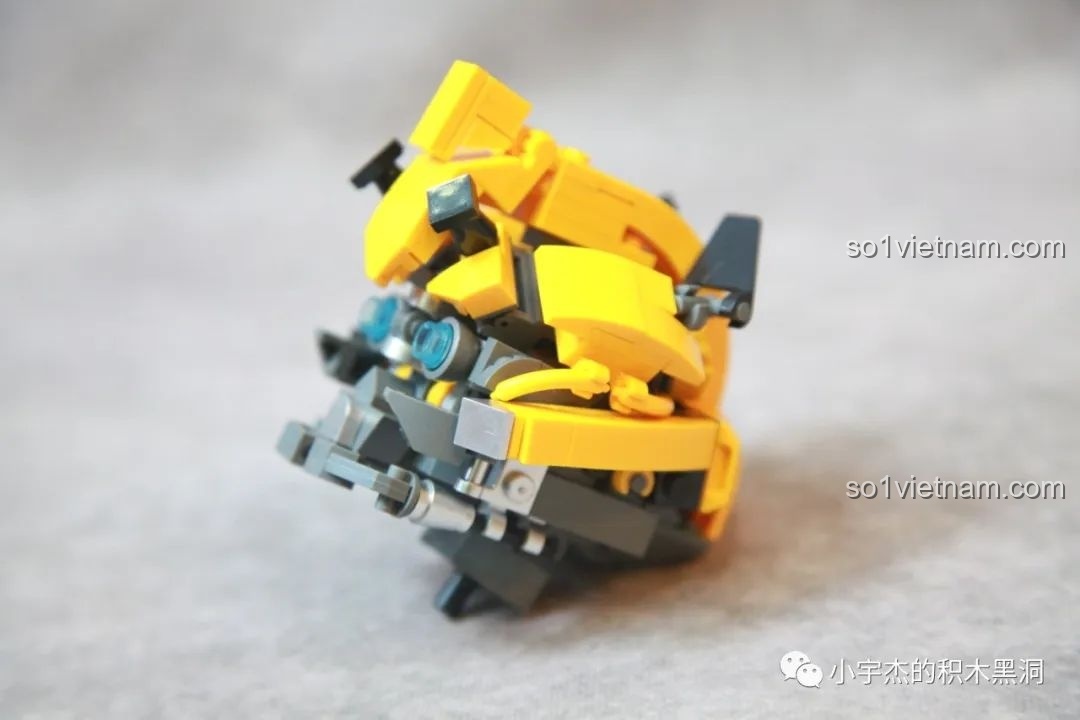 Một góc nhìn khác của phần đầu mô hình Bumblebee, cho thấy các lớp chi tiết và cách các mảnh ghép được kết hợp.