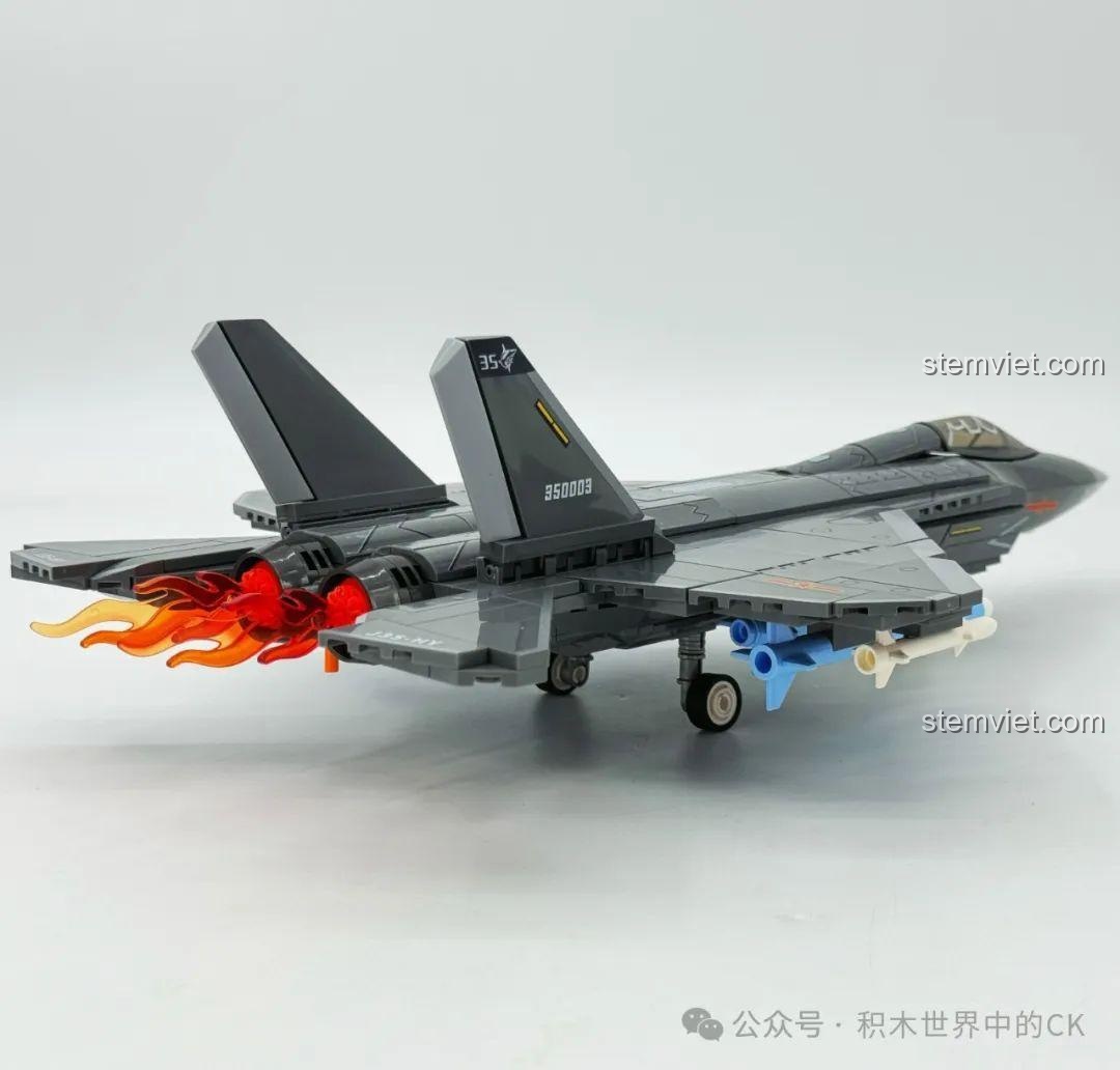 Góc nhìn khác từ sau của tiêm kích J-35, thuộc bộ SEMBO 202257 Mô hình không quân hải Trung Quốc.