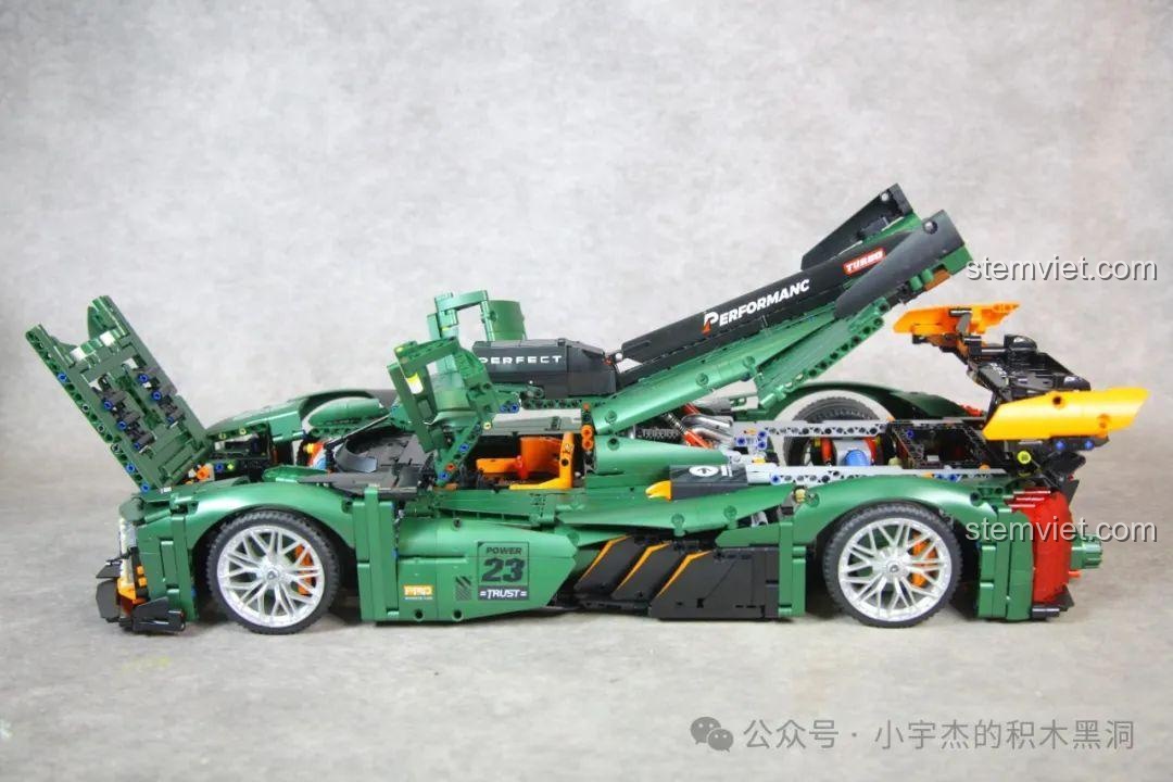 Góc nhìn khác của mô hình GULY 10616 khi tất cả các bộ phận đều mở.