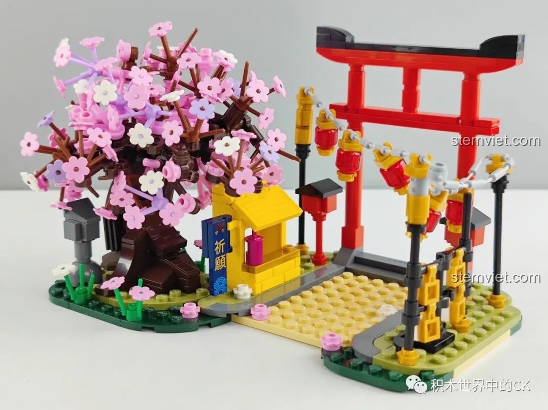 Góc nhìn khác của mô hình Keeppley K20707, tập trung vào cây hoa anh đào.