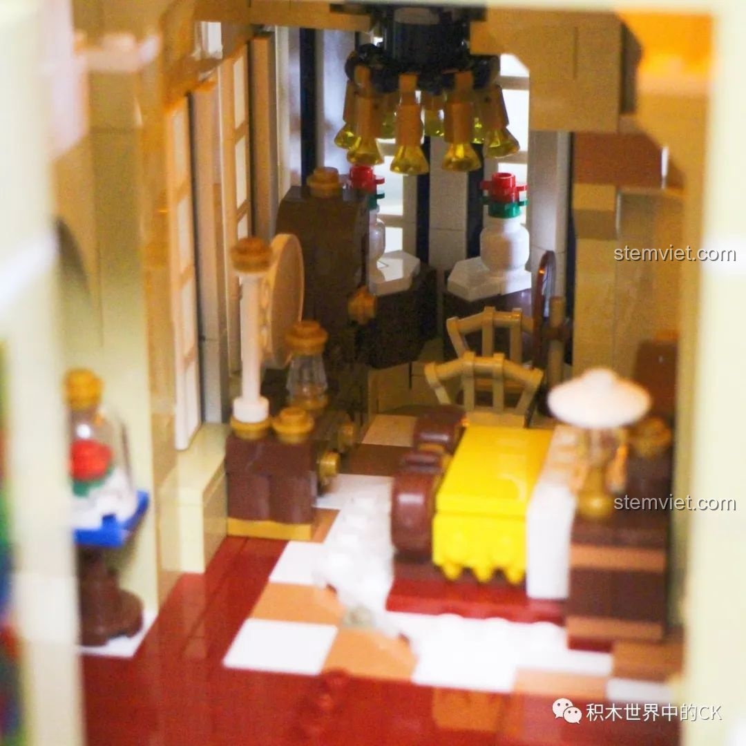 Một góc nhìn khác về nội thất phòng ngủ trong mô hình Lâu đài Disney, thể hiện sự ấm cúng.