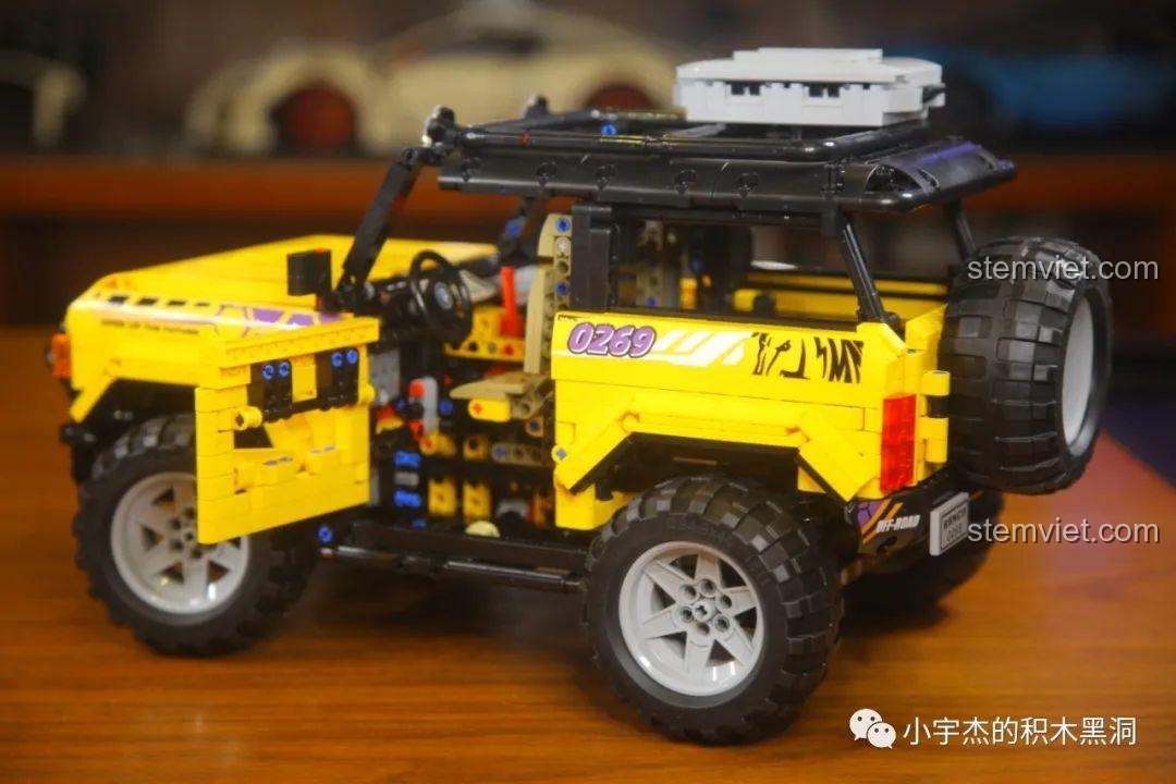 Một góc nhìn khác từ phía sau của mô hình xe MOYU BLOCK MY88005 đã được trang trí decal.