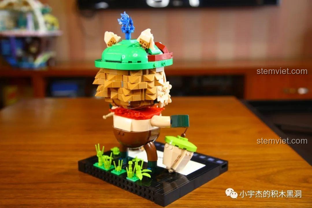 Mô hình Teemo K Box 10302 nhìn từ một góc khác, thể hiện sự cân đối và chi tiết.