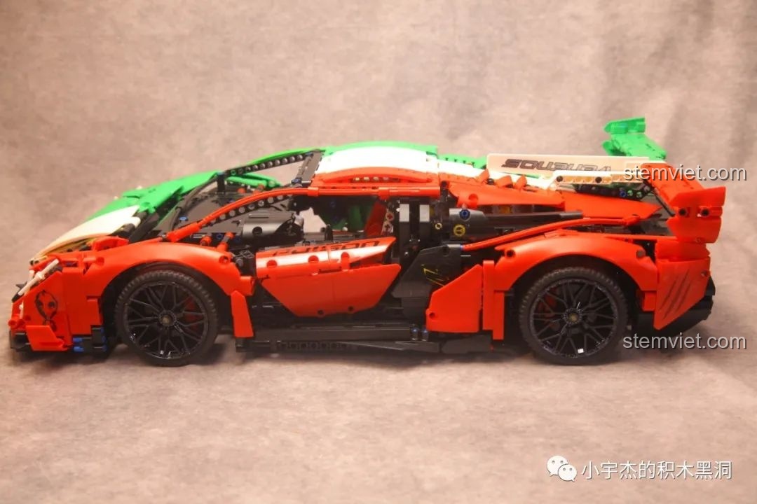 Góc nhìn từ bên hông của mô hình K-box 10222 Lamborghini Veneno hoàn chỉnh, khoe trọn vẹn thiết kế khí động học.