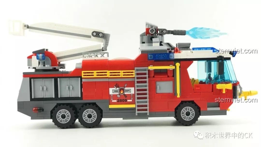 Góc nhìn ngang khác của xe cứu hỏa QMAN 2809, thang nâng được gập gọn gàng trên thân xe.