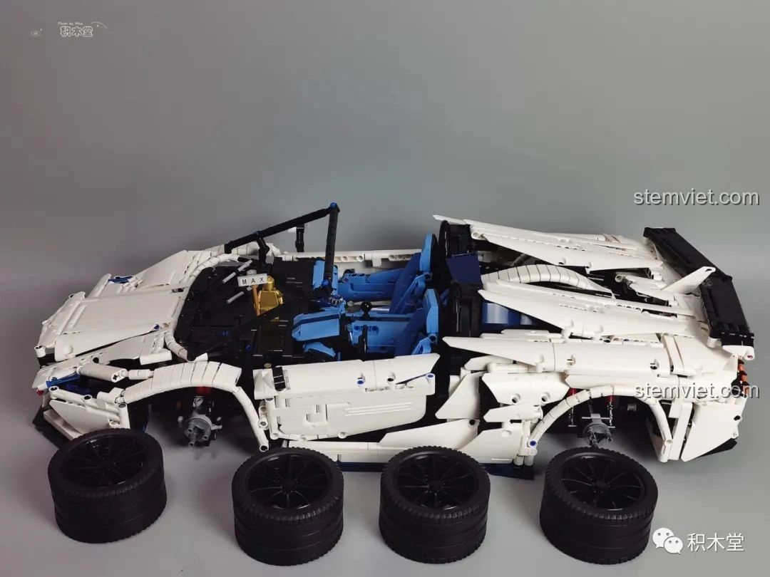 Góc nhìn ngang của mô hình Feifan F10002 Lamborghini Aventador SVJ Roadster đã hoàn thiện.