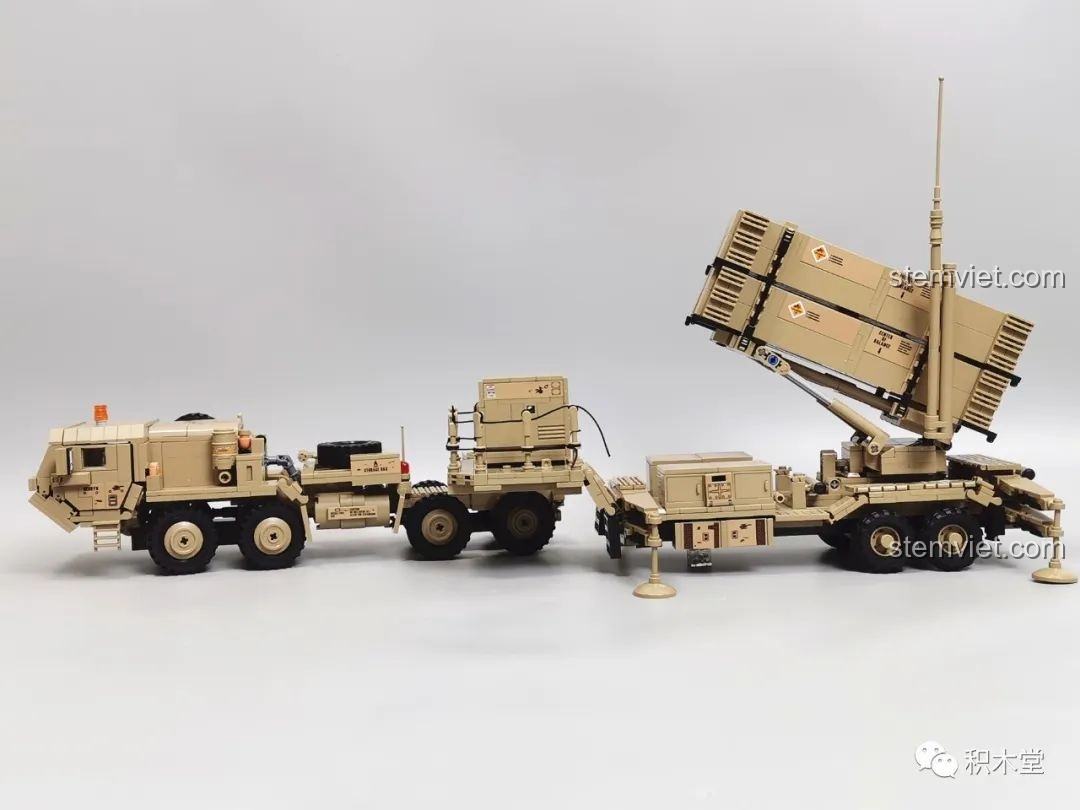 Góc nhìn ngang của mô hình Xe kéo tên lửa Patriot 628014 hoàn chỉnh, thể hiện chiều dài ấn tượng.