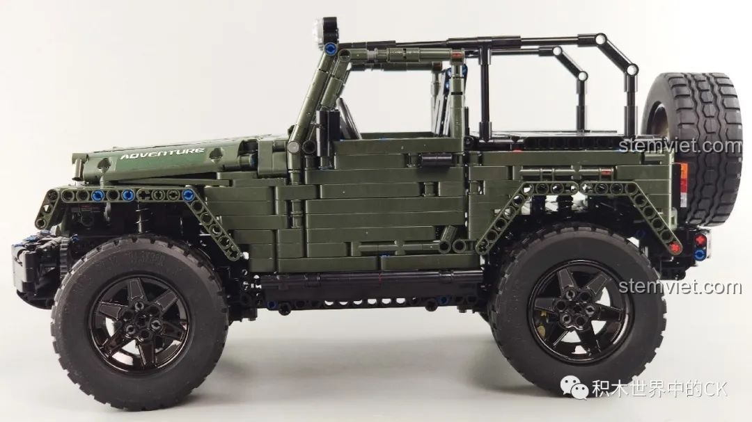 Góc nhìn ngang của xe địa hình Jeep Wrangler, thể hiện thiết kế thân xe dài và khoảng sáng gầm cao.