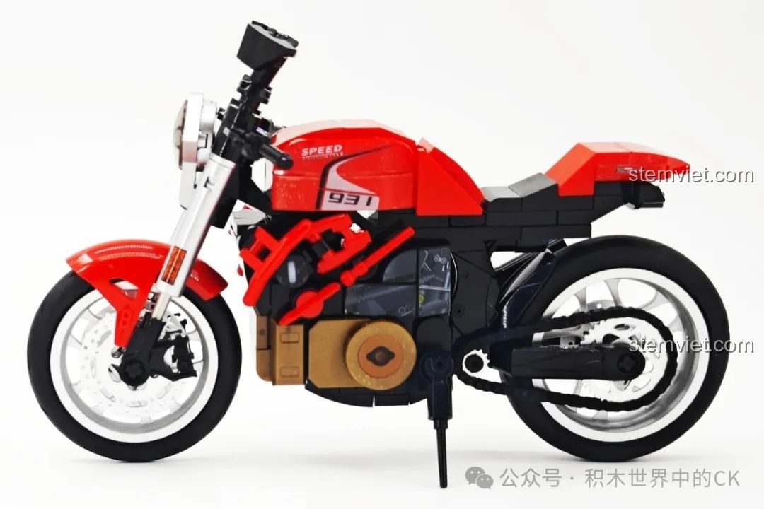 Góc nhìn ngang của mô hình Ducati Monster 821 SEMBO 714552, làm nổi bật thiết kế naked bike đặc trưng.