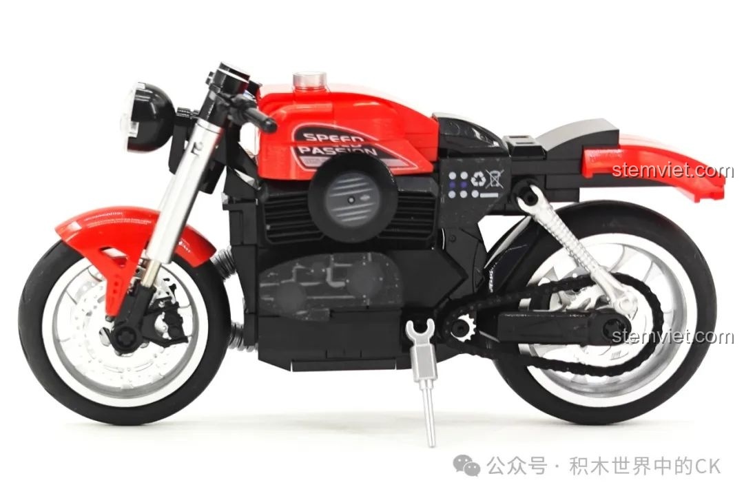 Góc nhìn ngang của mô hình 'Halay Cứng Cáp' SEMBO 714554, làm nổi bật thiết kế cruiser cổ điển.