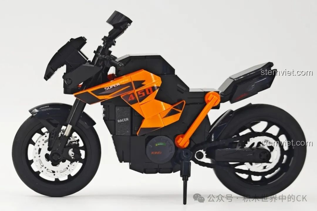 Góc nhìn ngang của mô hình 'Ánh Sáng Viễn Dã' SEMBO 714555, làm nổi bật thiết kế off-road mạnh mẽ.