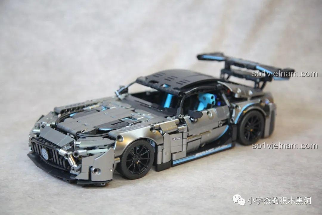 Góc nhìn ngang của mô hình xe Mercedes AMG Bạc Quỷ MJ Blocks 8620A, cho thấy các đường nét trang trí màu xanh và đen.