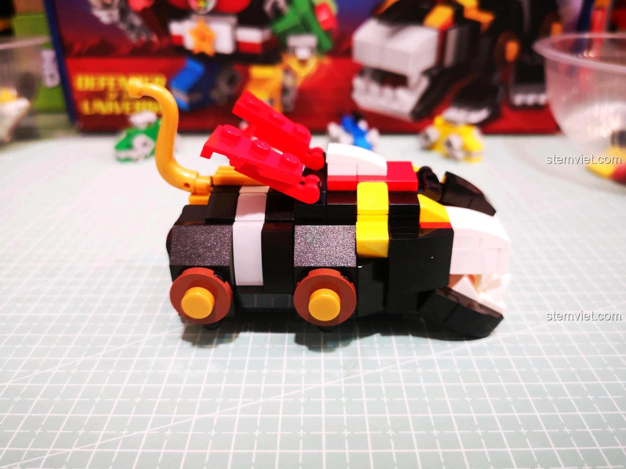 Góc nhìn ngang của mô hình Sư tử Đen, thể hiện phong cách thiết kế BrickHeadz 'mũm mĩm'.