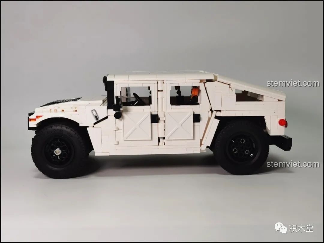 Góc nhìn ngang của mô hình xe HMMWV CaDA C61027, cho thấy tỷ lệ cân đối và các chi tiết bên hông xe.