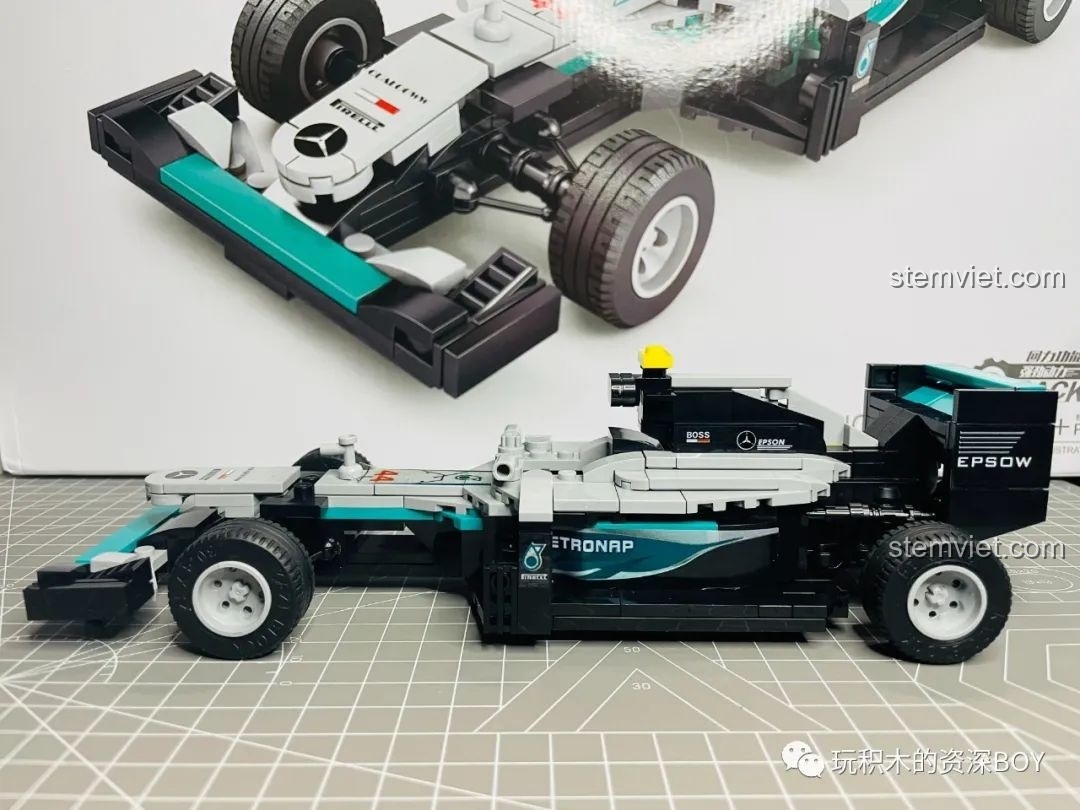 Góc nhìn ngang của mô hình xe đua F1 KAZI KY6104 hoàn chỉnh, khoe trọn bộ tem xe và thiết kế khí động học.