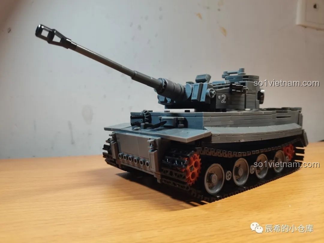 Góc nhìn ngang của xe tăng Sluban M38-B0851, thể hiện chiều dài và hệ thống bánh xích chi tiết.
